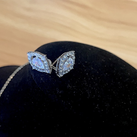 Diamond crystalTeardropNecklaceAndEarrings - Picture 3 of 4